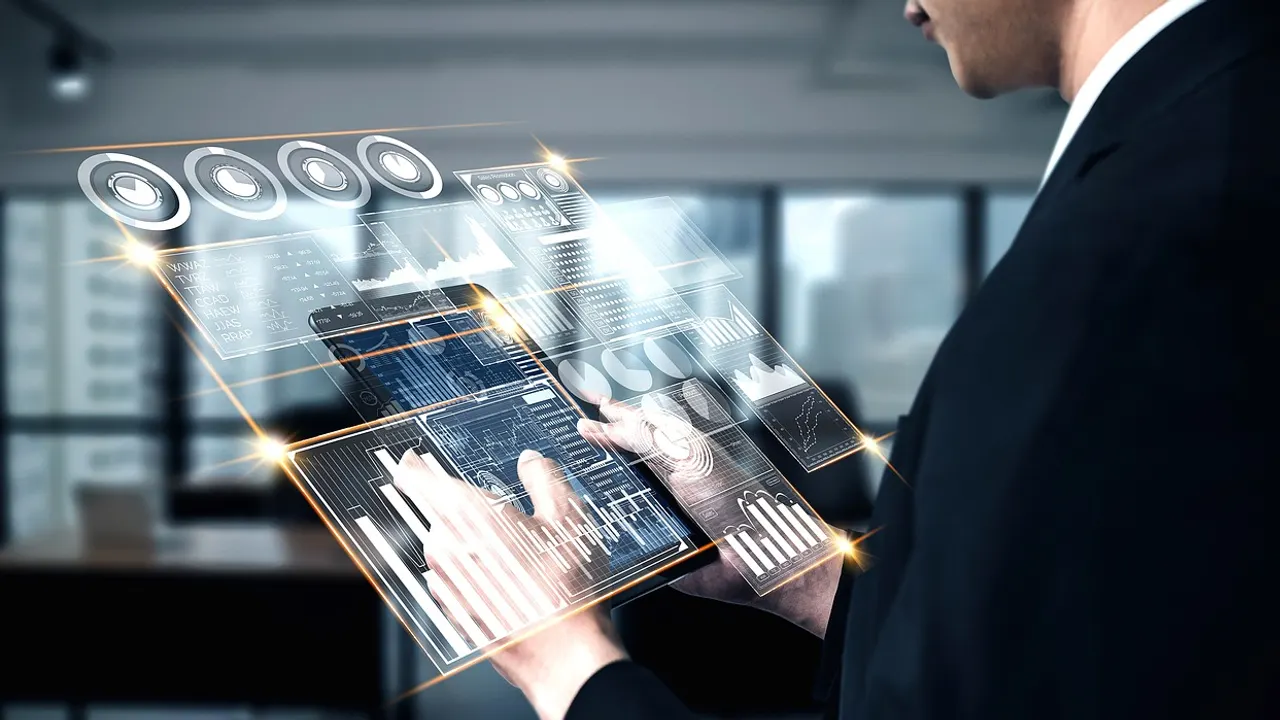 Persona trabajando con pantallas de datos y tecnología para automatizar procesos de una pyme con IA