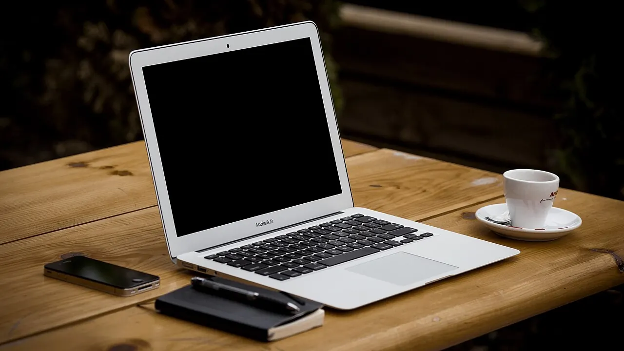Portátil sobre una mesa de trabajo para planificar el presupuesto web de una pyme gallega