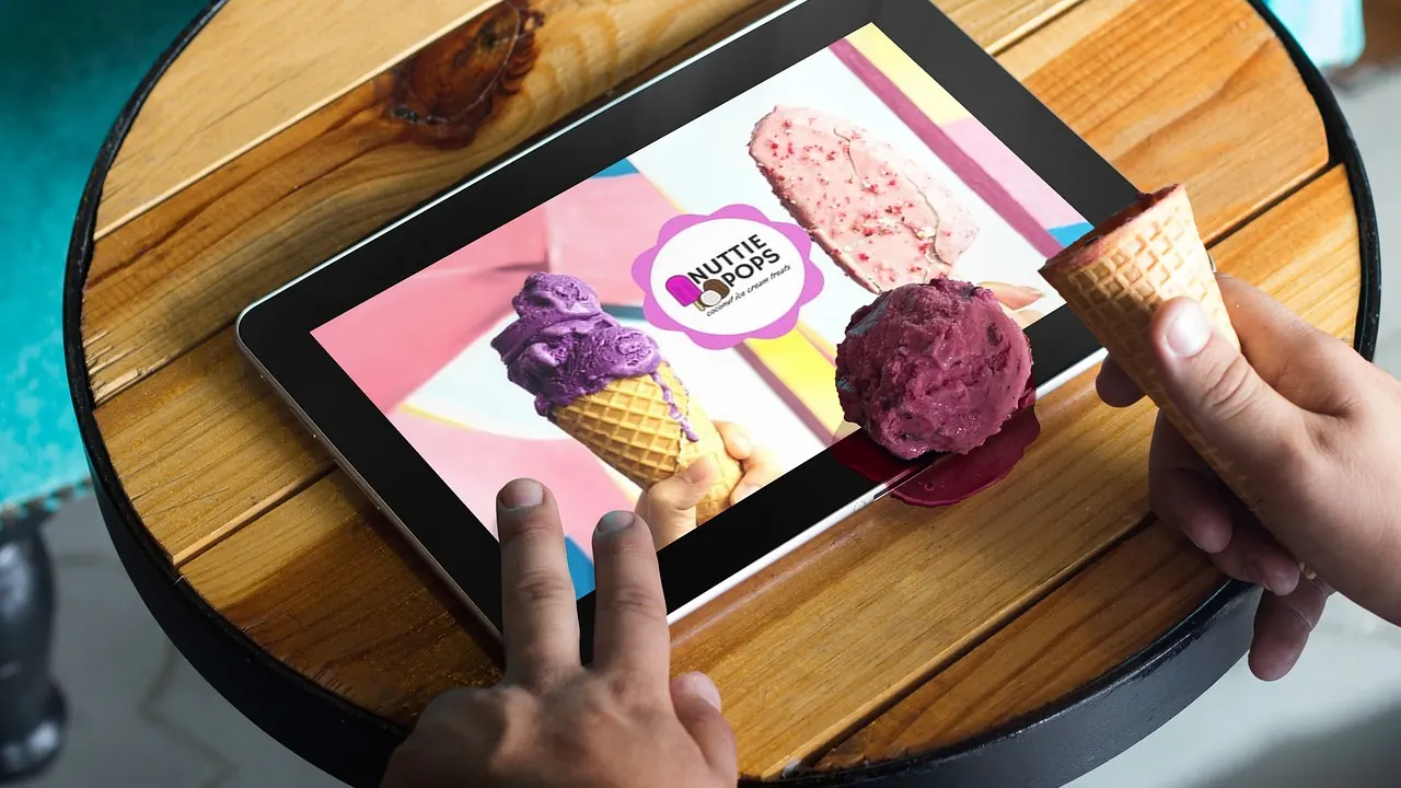 Tablet con un diseño web para pequeño negocio sobre una mesa de madera